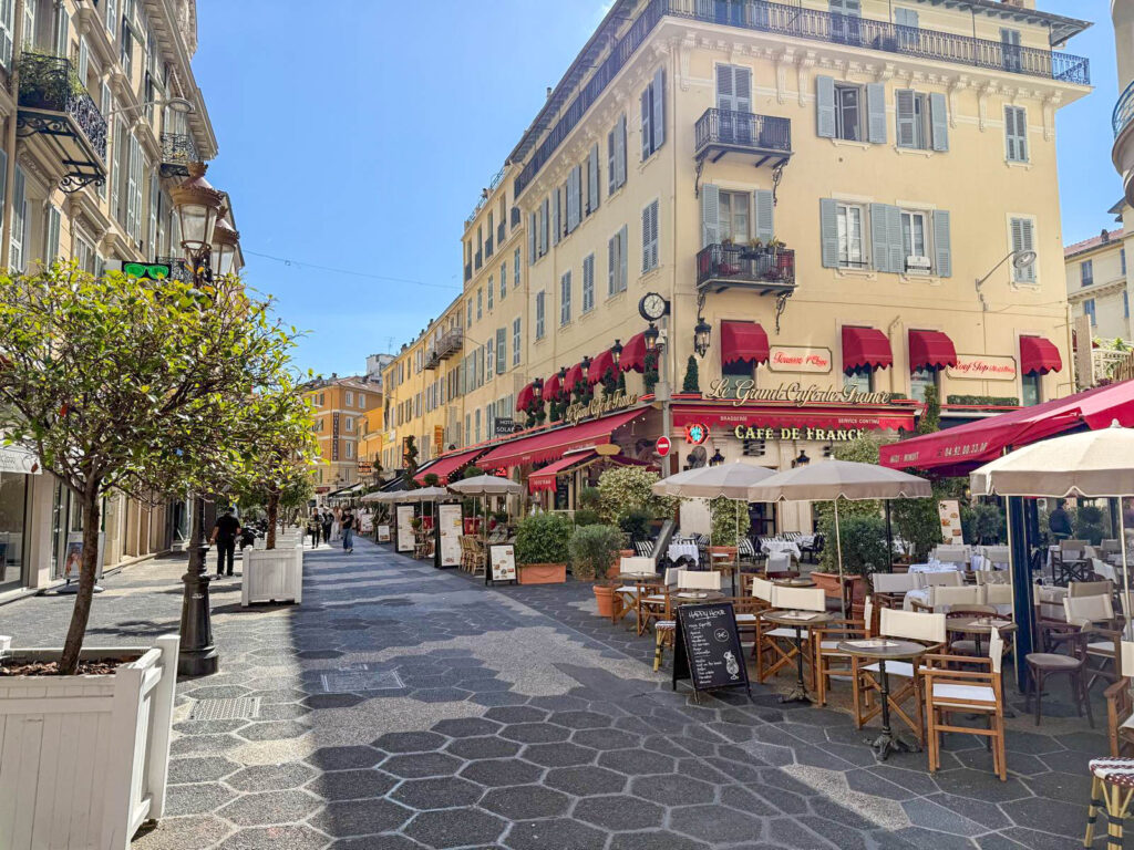 Zone piétonne quartier Carré d’Or Nice – rues commerçantes et animées au cœur du centre-ville
