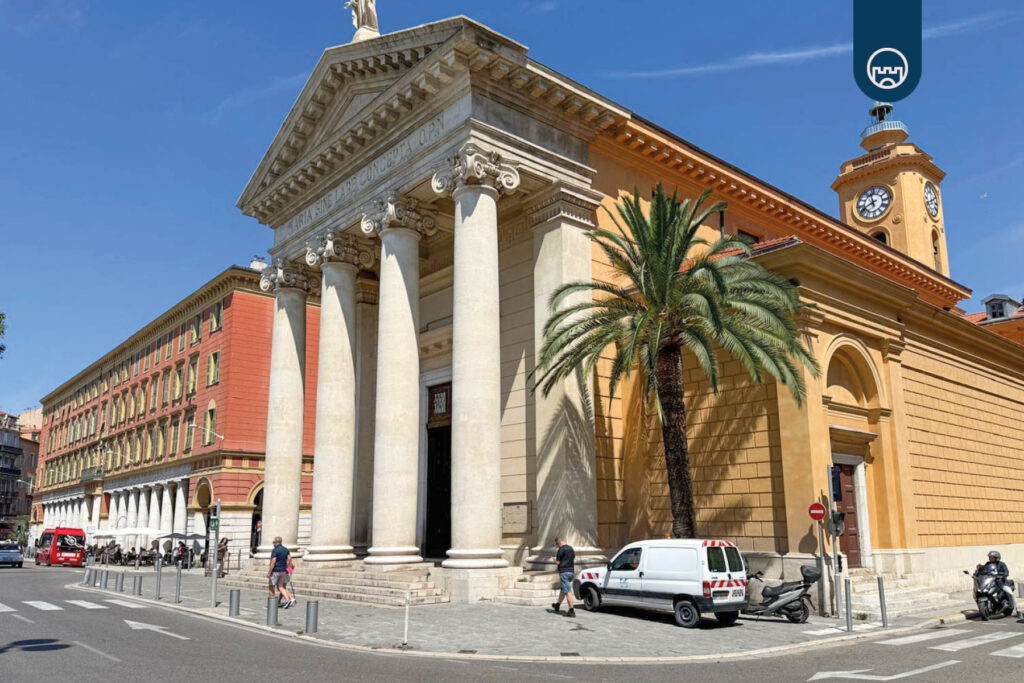 une vue de l'eglise située au port de nice