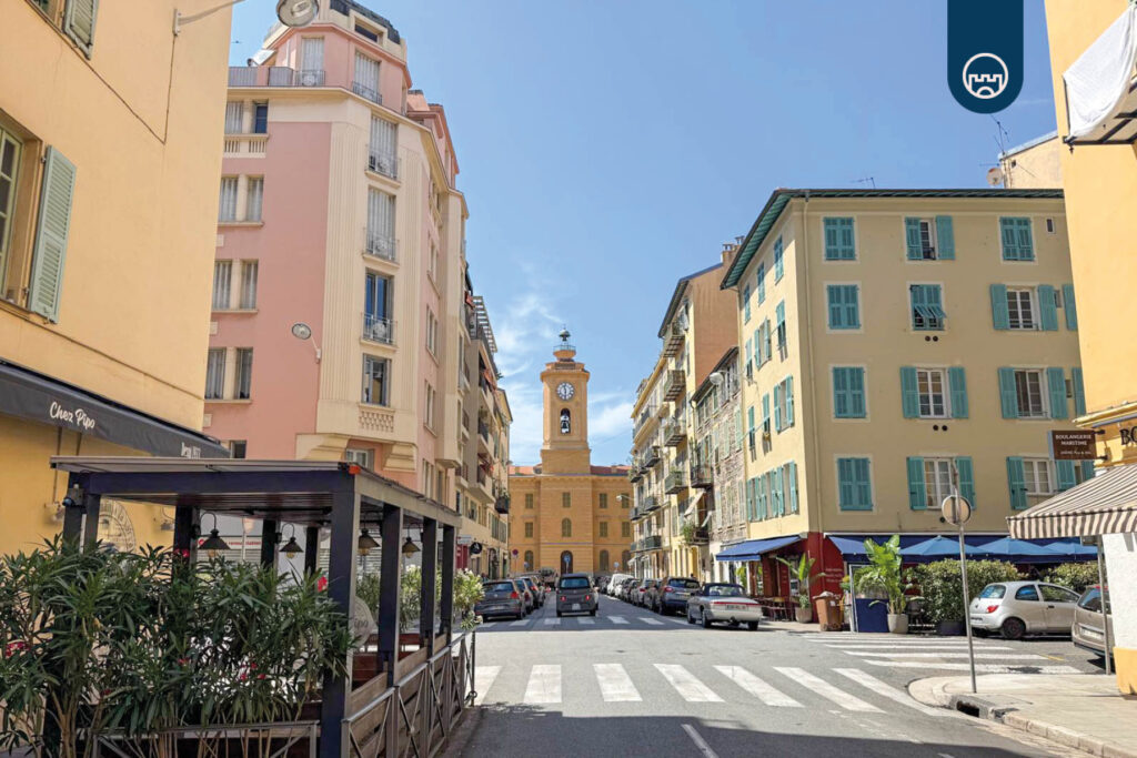 Façades colorées et immeubles typiques le long du quai du Port de Nice