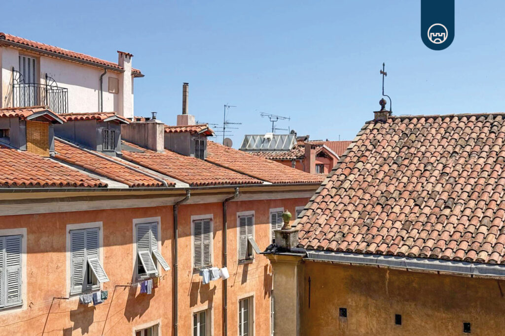 Façades colorées et balcons en fer forgé quartier Vieux Nice – architecture méditerranéenne typique