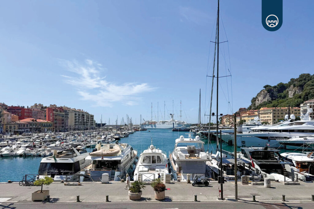 Promenade piétonne le long du Port de Nice avec vue sur la mer