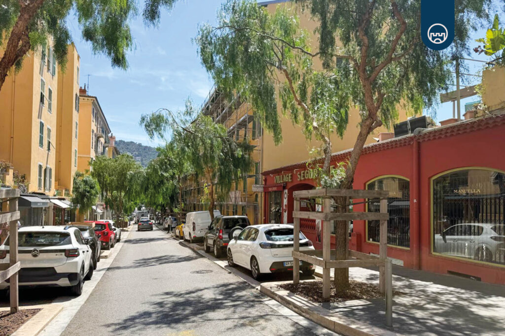 une rue typique et colorée du secteur des antiquaires au port de Nice