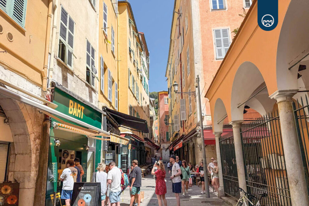 Ruelles pavées et colorées du Vieux Nice – charme historique au cœur de la vieille ville niçoise