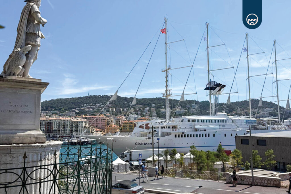 Yachts de luxe et bateaux de plaisance dans le Port de Nice