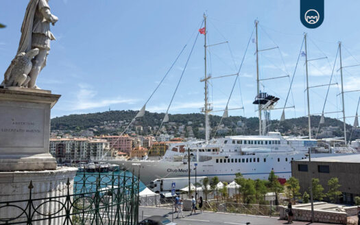 Yachts de luxe et bateaux de plaisance dans le Port de Nice