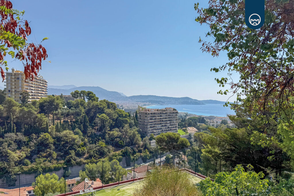 Vue mer panoramique depuis le quartier Fabron à Nice – collines et Baie des Anges