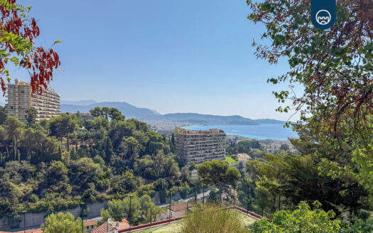 Vue mer panoramique depuis le quartier Fabron à Nice – collines et Baie des Anges