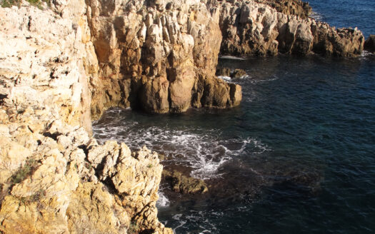 Falaises et mer bleue le long du sentier du littoral au Cap d’Antibes.