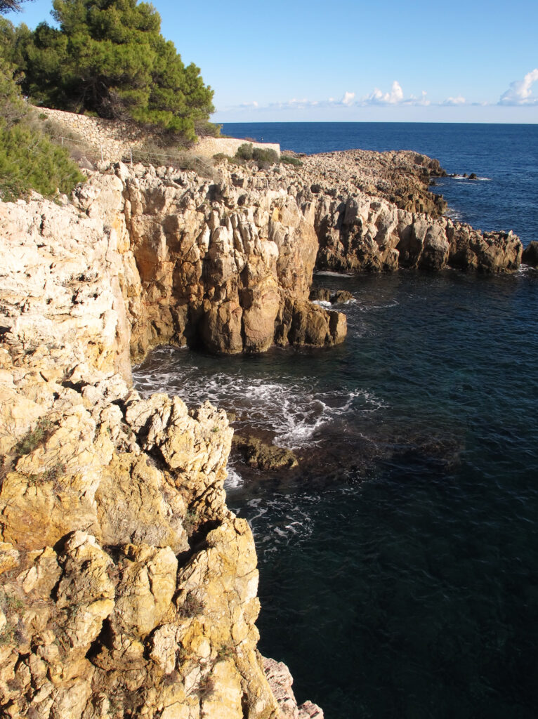 Falaises et mer bleue le long du sentier du littoral au Cap d’Antibes.