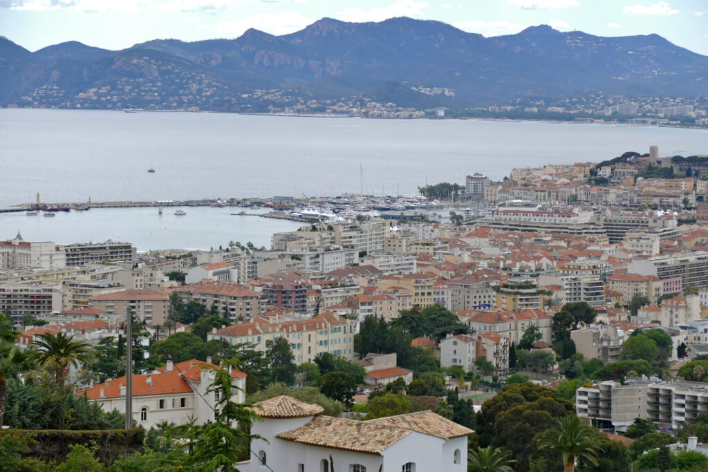 Panorama de Cannes depuis les hauteurs de La Californie, avec port, Suquet et massif de l’Estérel.