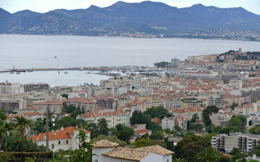 Panorama de Cannes depuis les hauteurs de La Californie, avec port, Suquet et massif de l’Estérel.