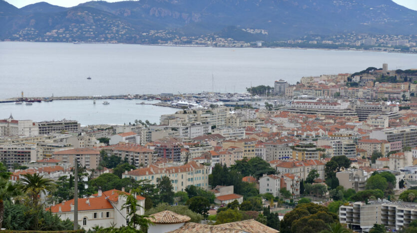 Panorama de Cannes depuis les hauteurs de La Californie, avec port, Suquet et massif de l’Estérel.