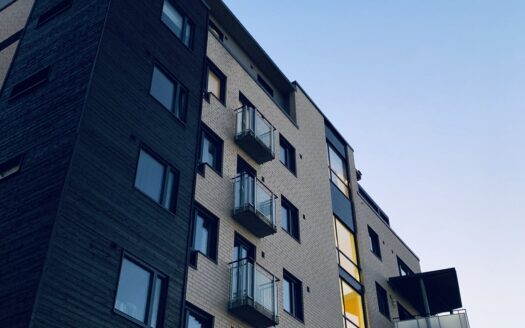 Immeuble résidentiel moderne avec balcons, photo réelle en format paysage, illustration d’un premier achat immobilier