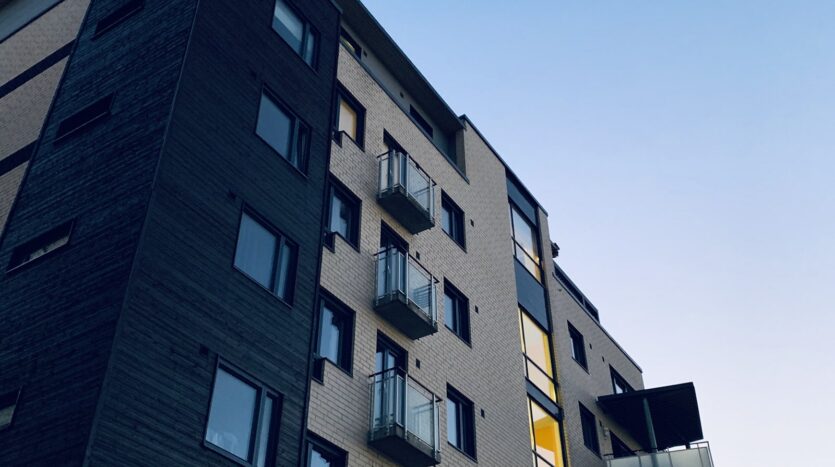 Immeuble résidentiel moderne avec balcons, photo réelle en format paysage, illustration d’un premier achat immobilier