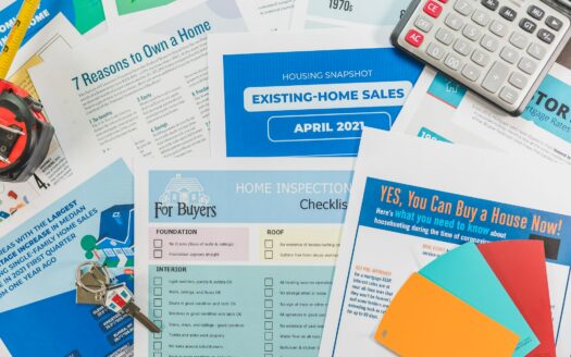 Documents immobiliers, checklists et calculatrice sur un bureau — préparation d’une estimation avant mise en vente.