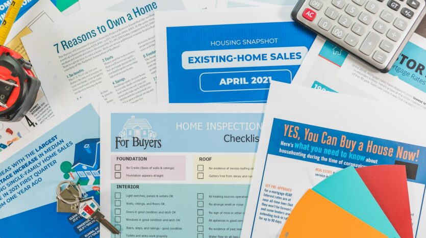Documents immobiliers, checklists et calculatrice sur un bureau — préparation d’une estimation avant mise en vente.