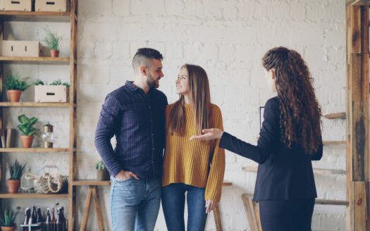 Visite immobilière — agent et couple dans un appartement (Pexels)