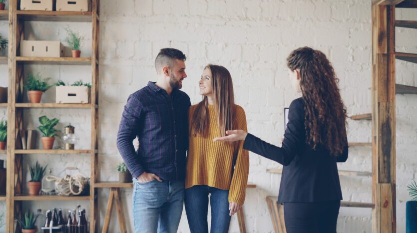 Visite immobilière — agent et couple dans un appartement (Pexels)