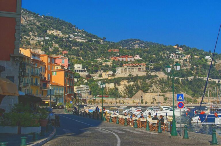 Le quai de l’Amiral Courbet à Villefranche-sur-Mer, façades colorées, terrasses calmes et port sous le soleil d’octobre