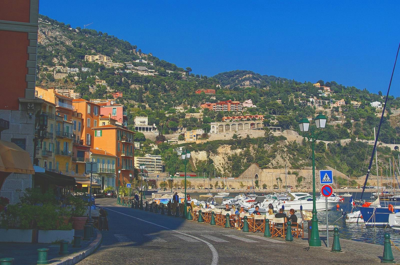 Le quai de l’Amiral Courbet à Villefranche-sur-Mer, façades colorées, terrasses calmes et port sous le soleil d’octobre